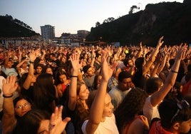 Asistentes al concierto Summer Live celebrado anoche en Candás.