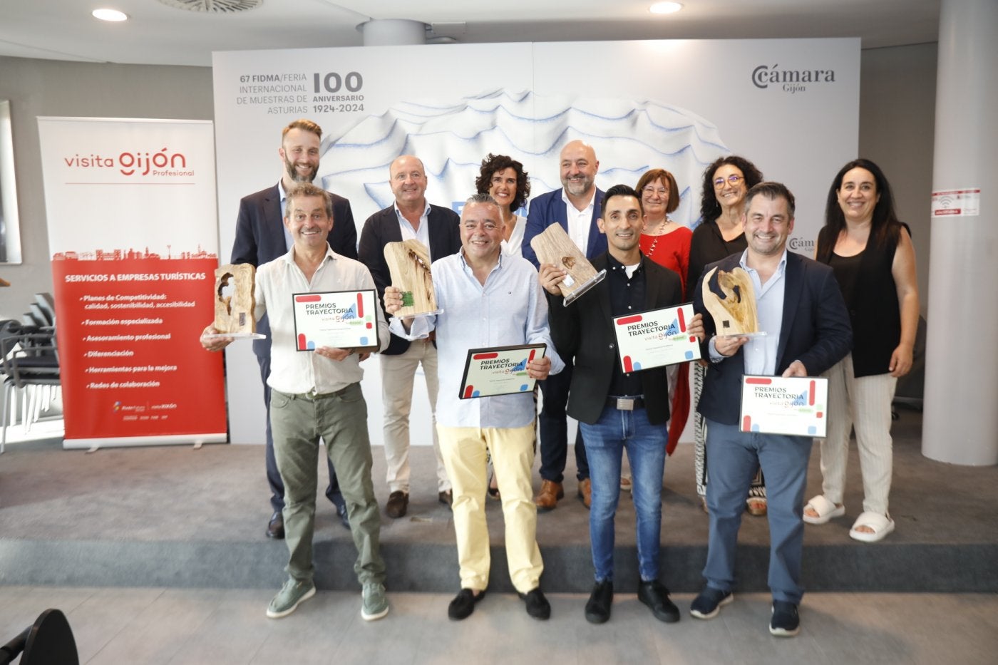 Los premiados muestran su merecido trofeo artesano . Los premiados muestran su merecido trofeo artesano .