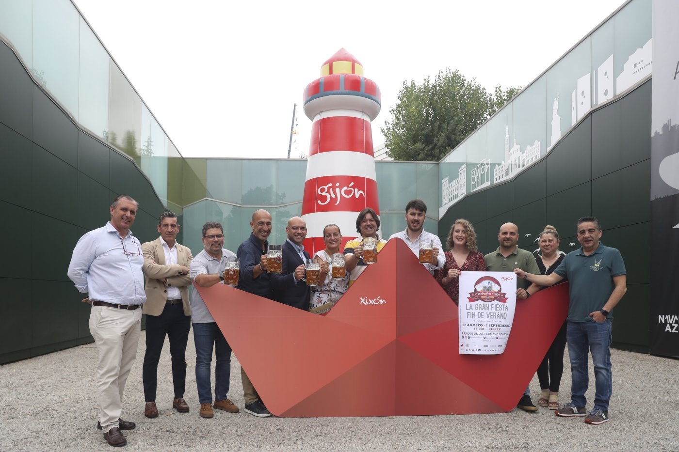 Marcos Grana, Jorge Pañeda (concejal de Deportes y Educación), José Antonio Migoya, Oliver Suárez (presidente de Divertia), Jesús Martínez Salvador (concejal de Festejos), Maria Caunedo Fernández, Juan Antonio Molina, Marcos Arango, Alessandra Riera, Marcos del Busto, Margareta Mihai y Daniel Rodríguez durante la presentación del certamen en el pabellón de Gijón de la Feria de Muestras.