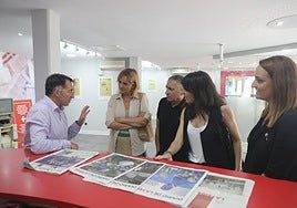 Ángel González, director de EL COMERCIO, con Covadonga Tomé, Xune Elipe y Laura Tuero en el estand del diario.