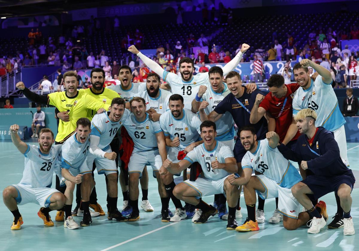 El equipo español, con el asturiano Abel Serdio, celebra el pase a cuartos de final.