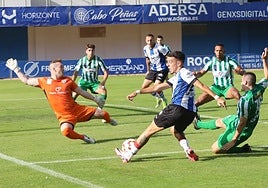 Momento del pase de Sergio Díaz hacia atrás, que el jugador del Lenense acaba metiendo gol en propia puerta al intentar despejar.