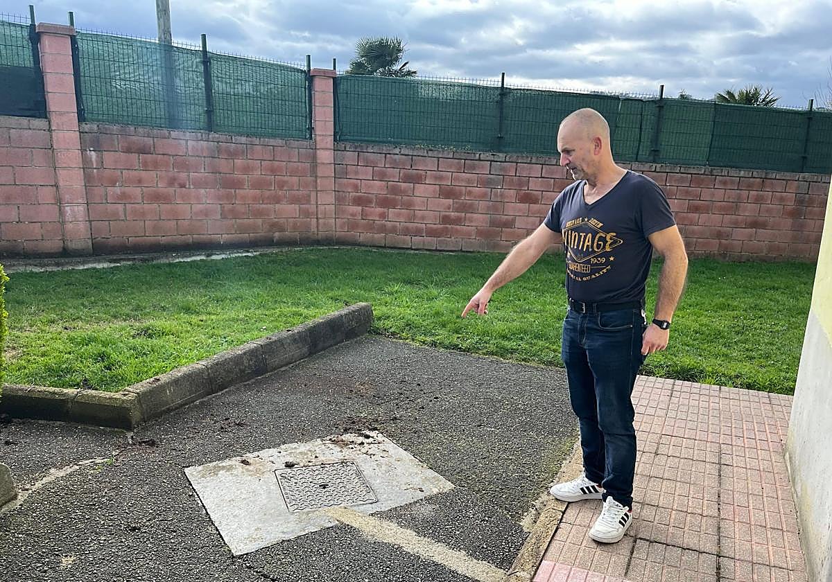 Valentín Ornia, el pasado febrero, cuando mostraba los restos de estiércol en la parcela de su madre.