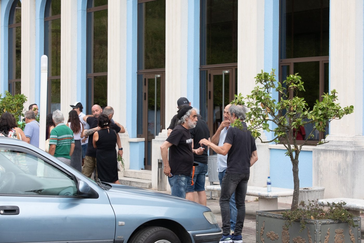 Amigos y familiares se acercaron ayer al tanatorio.