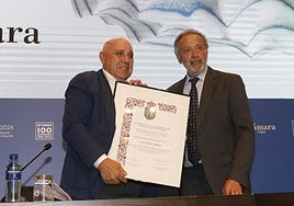 Entidad asturiana del año.Laudelino Alperi muestra el diploma concedido por el Centro Asturiano de Madrid.