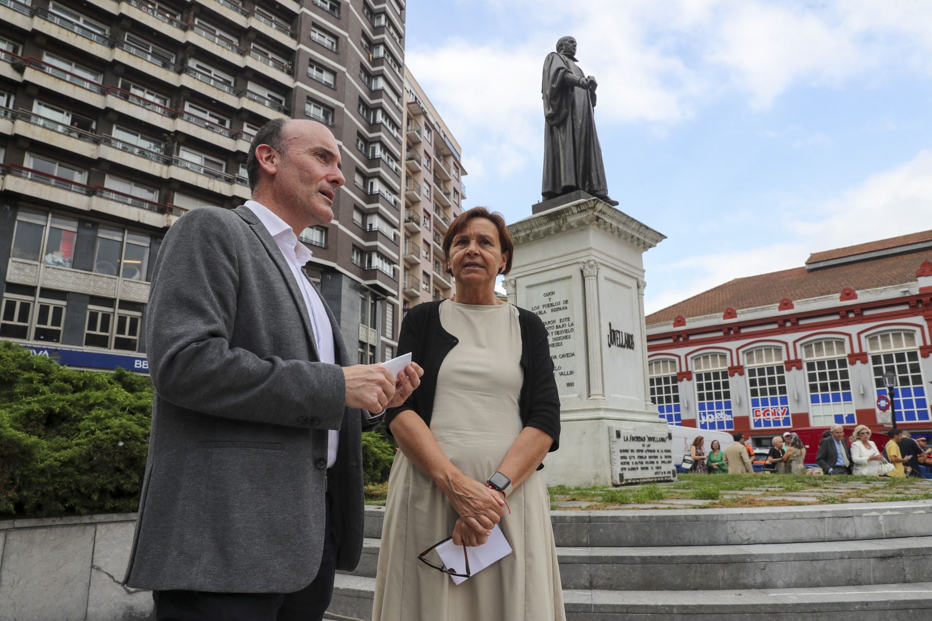 Homenaje y ofrenda floral a Jovellanos en Gijón