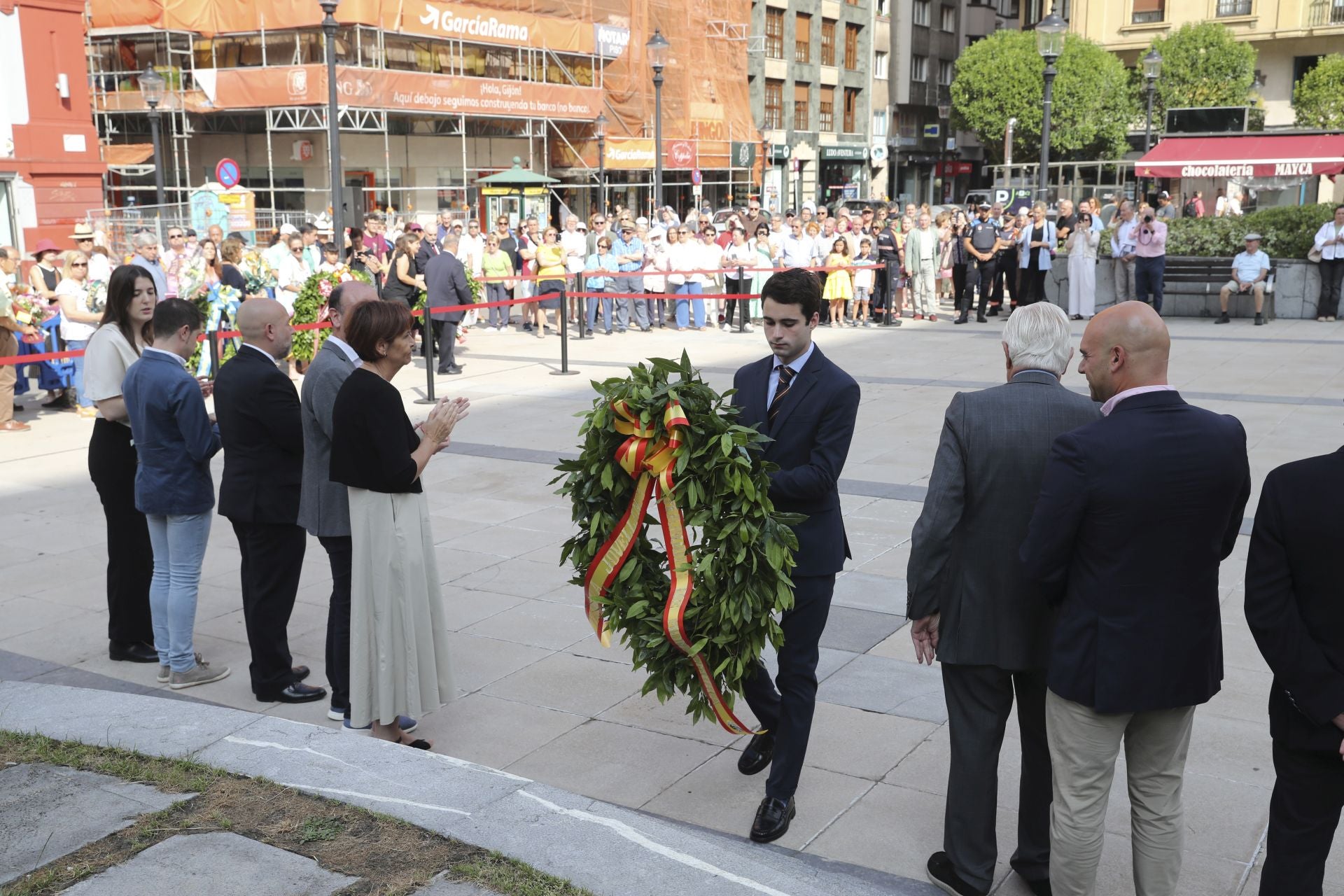 Homenaje y ofrenda floral a Jovellanos en Gijón