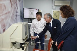 Ángel González, director de EL COMERCIO; Pablo Junceda, directorgeneral de SabadellHerrero, y Sonia García, directora de Organizacióny Recursos de la Territorial Noroeste, junto a la microfilmadora.