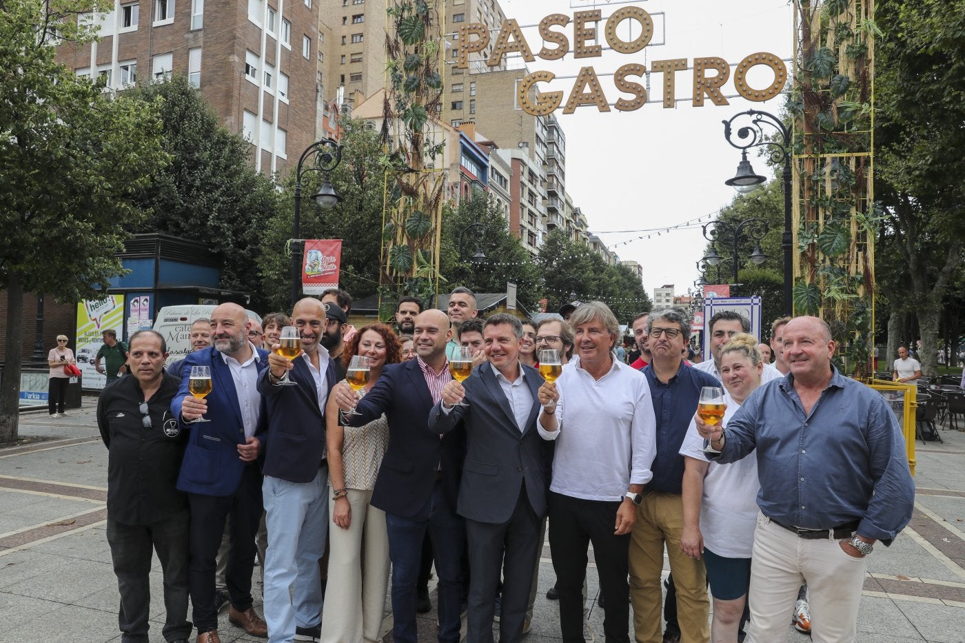 Guzmán Pendás (Participación y Atención Ciudadana), Oliver Suárez (Divertia), Yolanda Costales (Gustatio), Jesús Martínez Salvador (segundo teniente de alcaldesa), José Luis Álvarez Almeida (Otea), Ángel Lorenzo (Otea Gijón), Fernando Losada (gerente de Divertia) y Javier Martínez (vicepresidente de Otea Gijón) birndan ante 'Paseo Gastro' junto a los hosteleros.