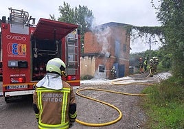 Los efectivos, durante la intervención en Latores.