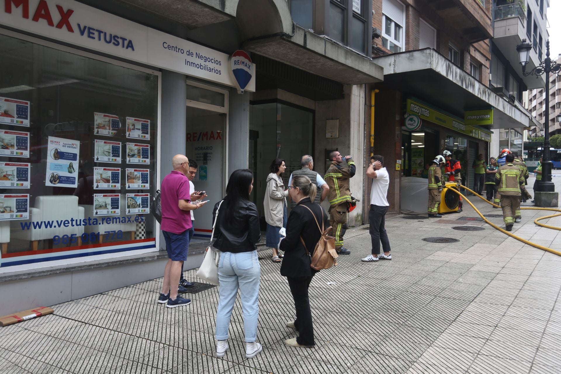 Desalojan un supermercado del centro de Oviedo por un incendio