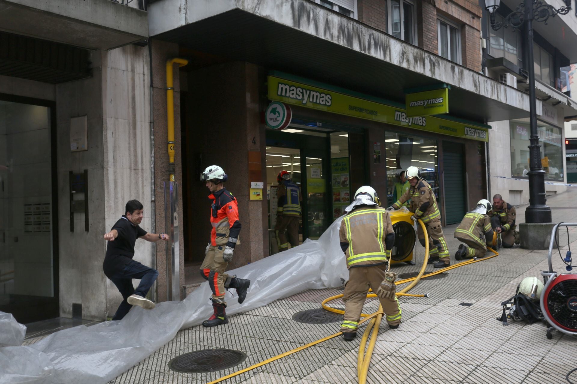 Desalojan un supermercado del centro de Oviedo por un incendio