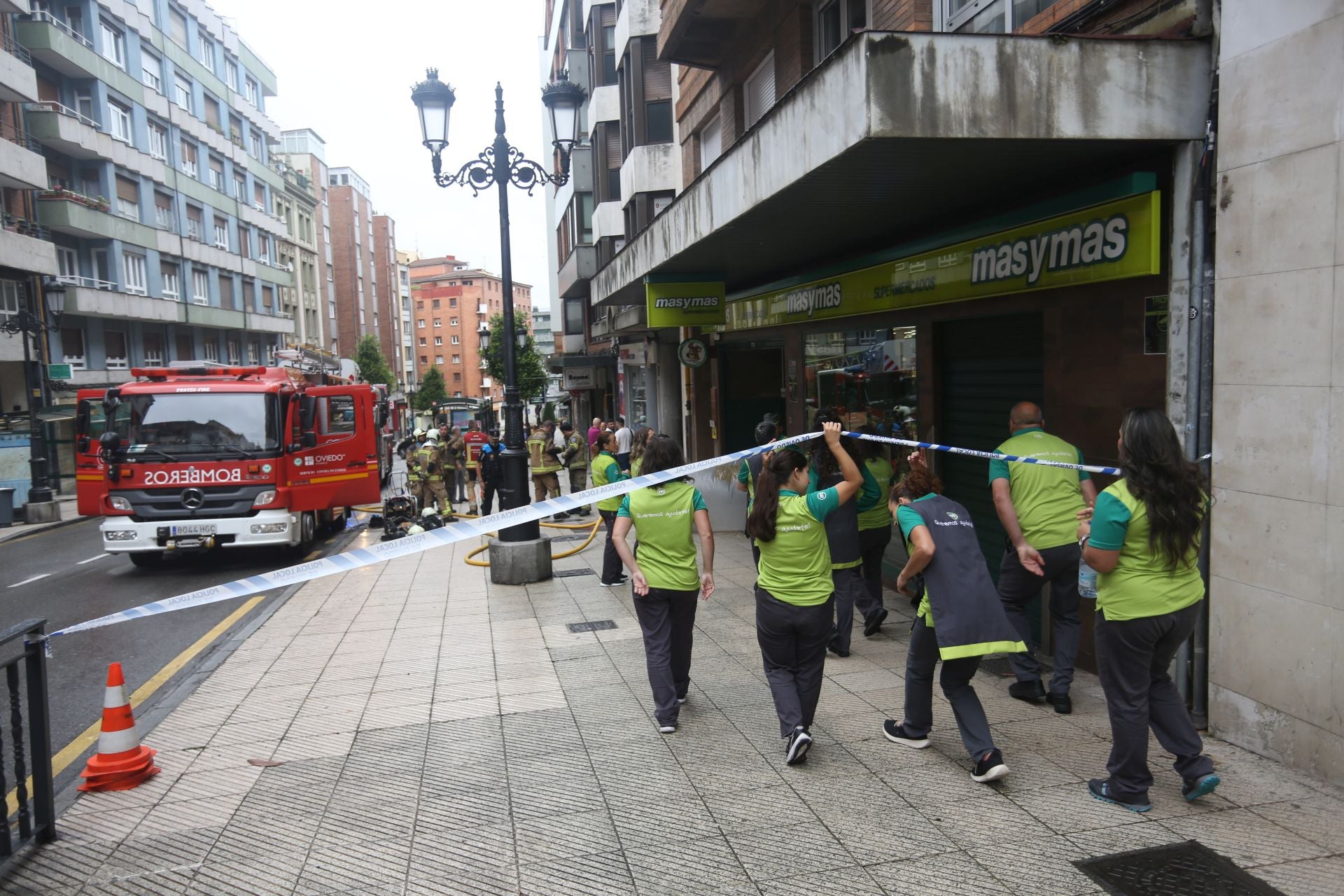 Desalojan un supermercado del centro de Oviedo por un incendio