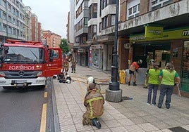 La intervención de los bomberos en la calle Foncalada.
