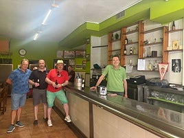 Pablo Carrera, tras la barra del Rías Bajas, en Ramón y Cajal 62, con clientela habitual.