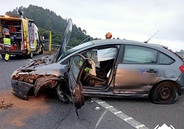 Herido grave un conductor tras chocar contra un camión a la altura de Siero
