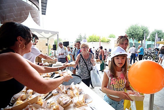 Reparto de mantecadas de Astorga en un concurrido estand de León.