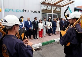 Recepción de las autoridades en el pabellón de Hunosa, con gaiteros mineros.