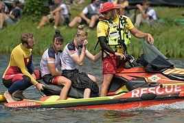 Sara Ouzande y Carolina García, abatidas, son rescatadas tras volcar su kayac.