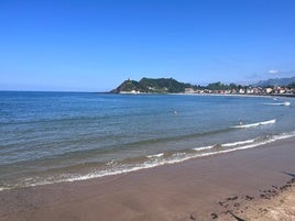 La Playa de Santa Marina en Ribadesella, cerrada al baño por la presencia de la bacteria e coli.