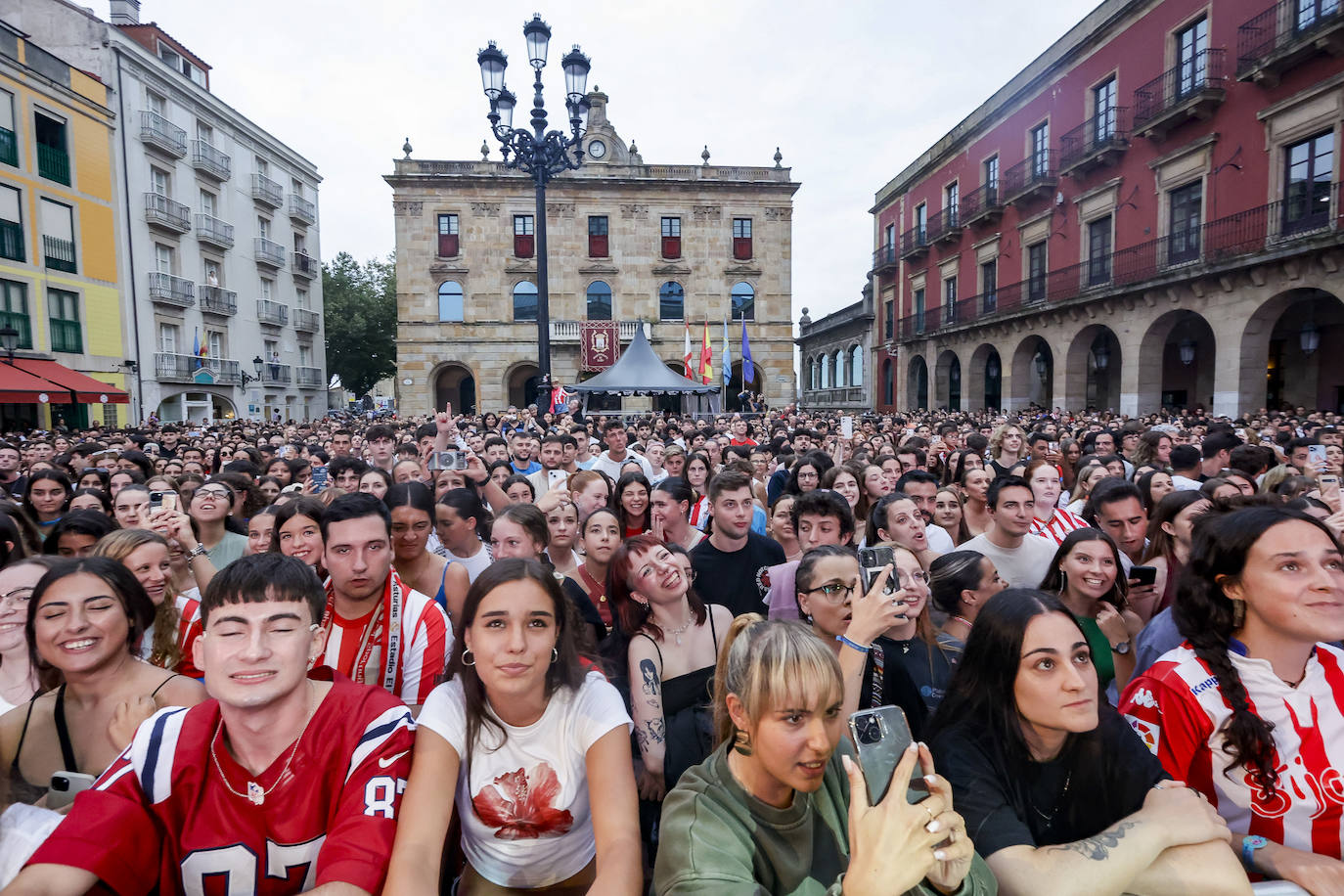 Enol y Muchachito Bombo Infierno triunfan en Gijón