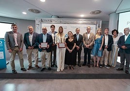 Foto de familia con premiados, autoridades y representantes de CEAT Asturias