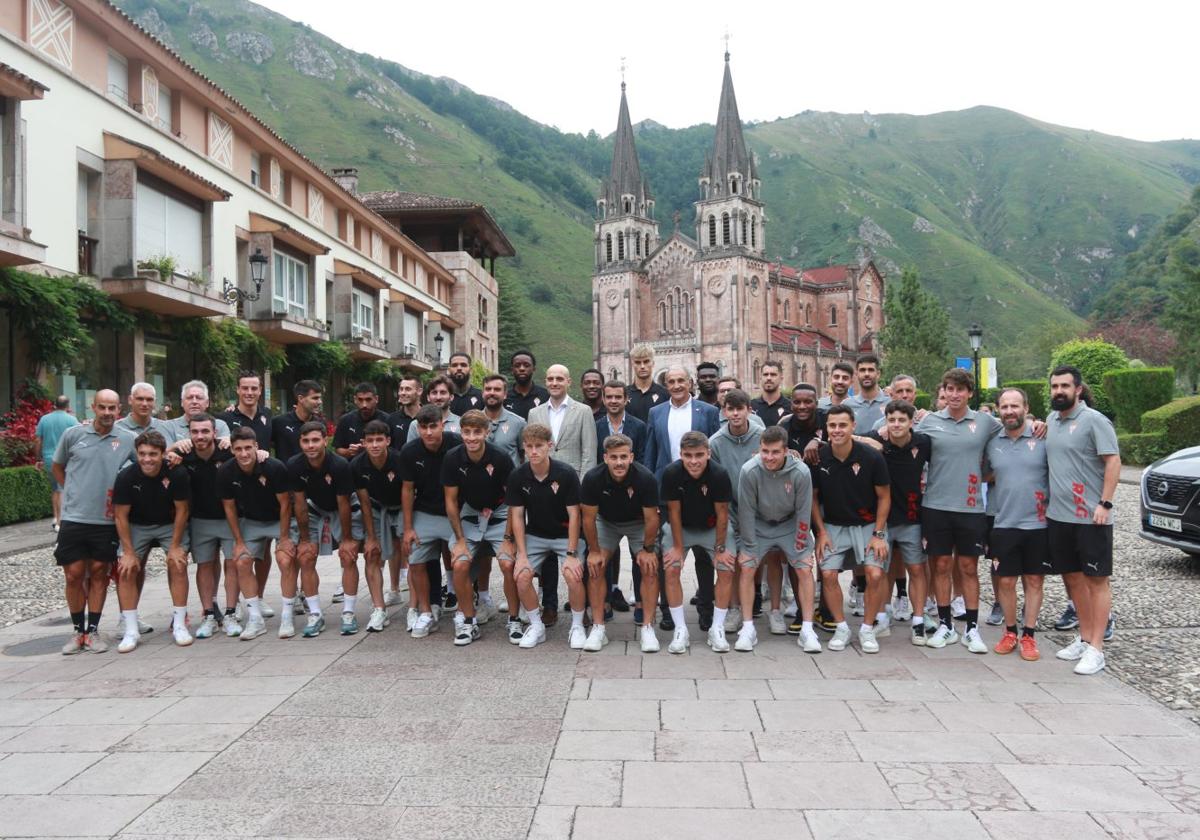 La plantilla y el cuerpo técnico y asistentes del Sporting, junto con directivos, el presidente ejecutivo David Guerra y José Riestra, máximo responsable deportivo de Orlegi Sports.