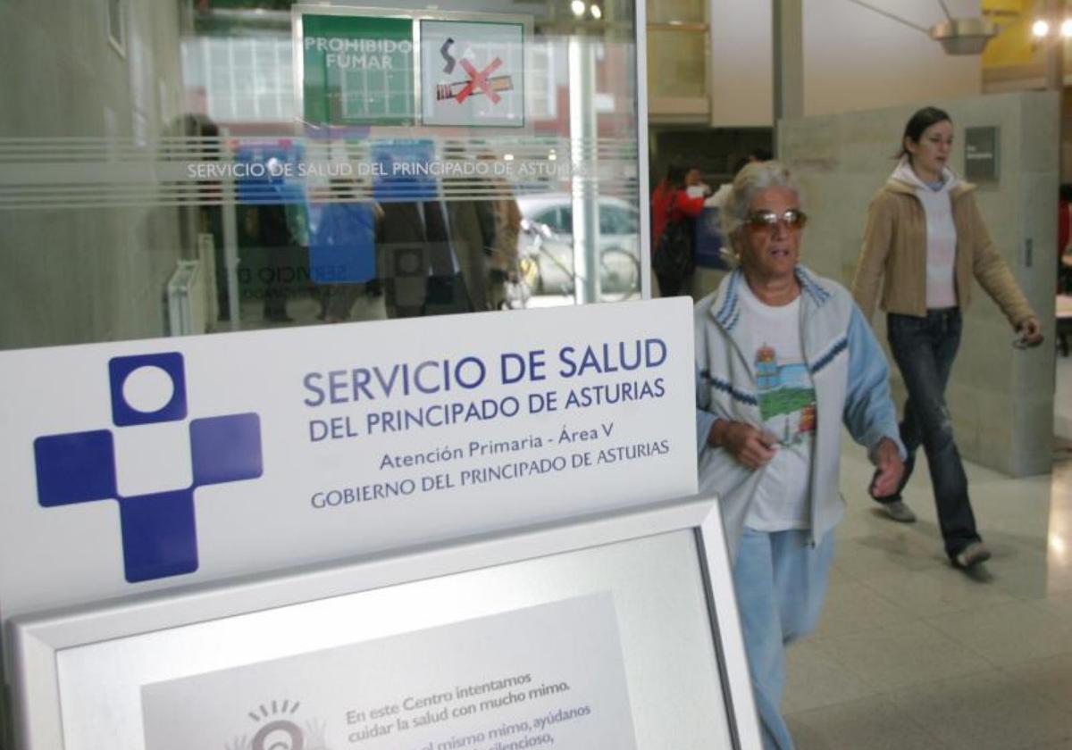 Acceso al centro de salud Puerta de la Villa, en Gijón.