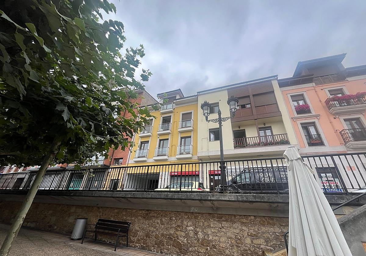 Edificios de viviendas en la calle Doctor Cuesta Olay, en pleno centro de Noreña.