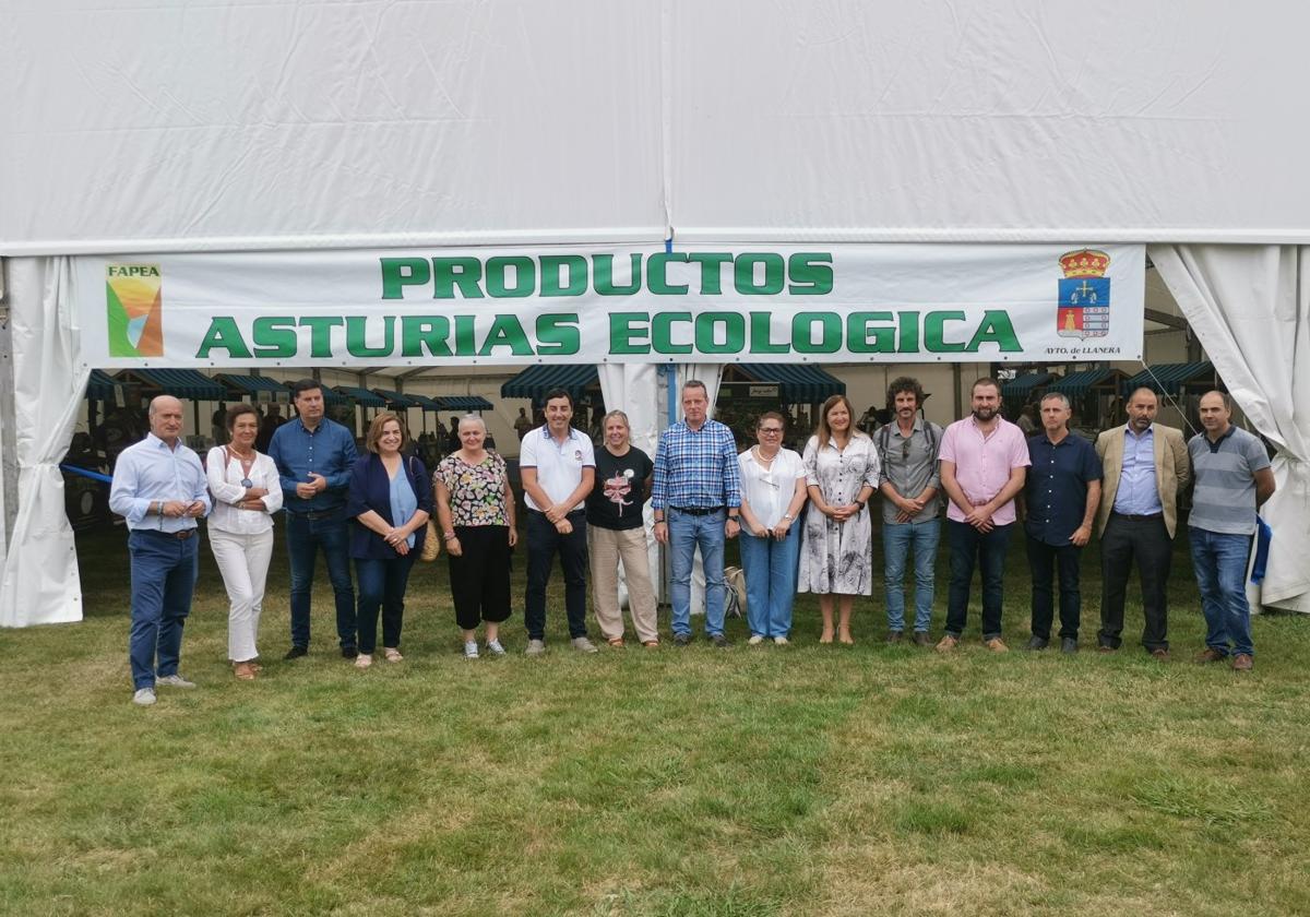 Grupo inaugural de la Fapea con el alcalde Gerardo Sanz, la presidenta del Copae, Silvia Menéndez, y el consejero del Medio Rural, Marcelino Marcos, en el centro.