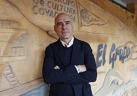 Joaquín Miranda, junto al mural que está en el acceso al complejo de las piscinas cubiertas.