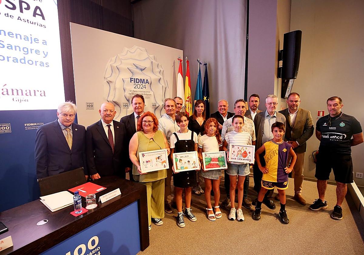 Reconocimiento. Foto de familia con los homenajeados y con los ganadores del concurso de dibujo infantil.
