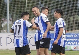 Álvaro Santamaría celebra con Callís, Dani y Davo el primer gol del Avilés ayer en Pravia.