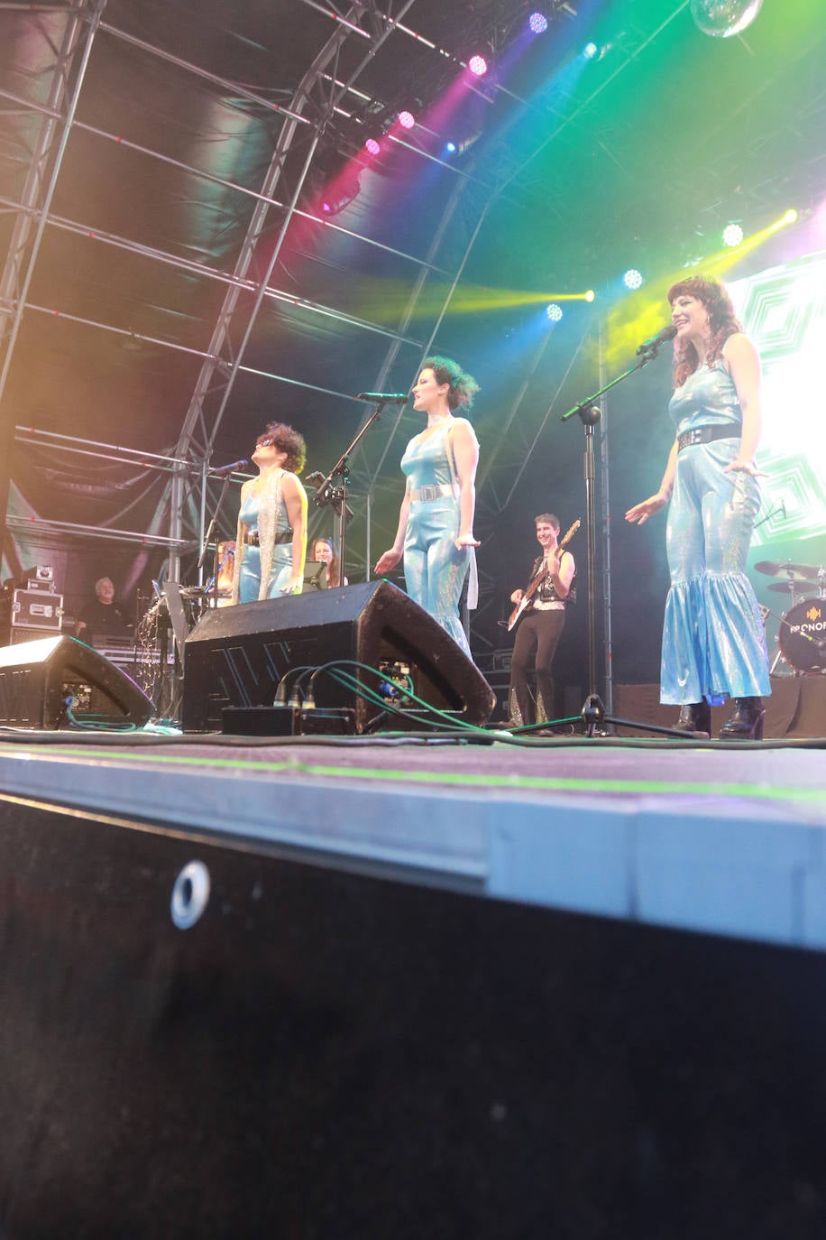 Donna y las Dinamos hacen bailar a Gijón