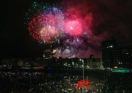 La traca final de la Noche de los Fuegos, el año pasado, ilumina de diferentes colores el cielo de Cimavilla.