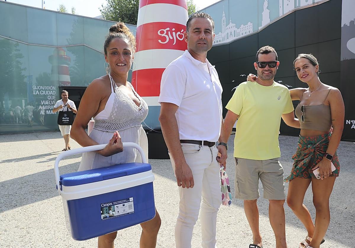 María Barrigós sostiene una pequeña nevera para combatir el calor axfisiante en compañía de Héctor Pascual, Gonzalo Guisado y Alba Rodríguez.