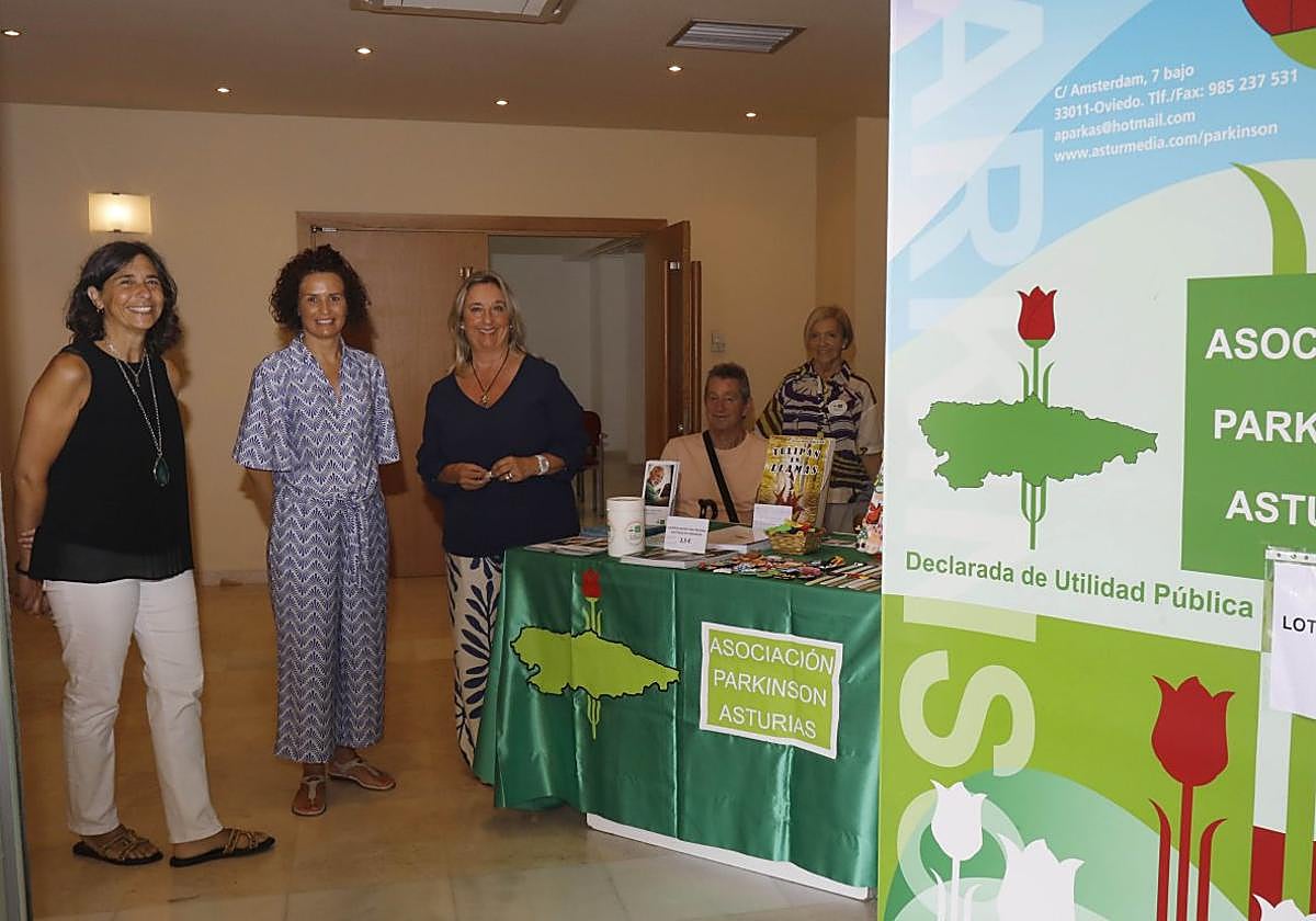 Mesa informativa de la asociación Parkinson Asturias.