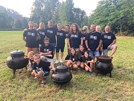 La Sociedad Cultural y de Festejos de Fontaciera posó el domingo con las tres potas donde hace la fabada.