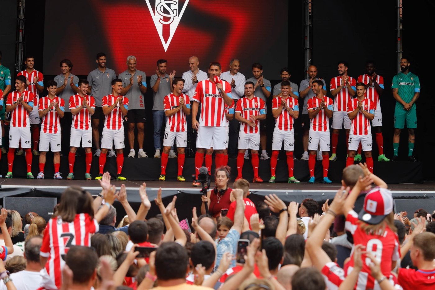 La plantilla posa frente a los aficionados que acudieron a la plaza Mayor para ver la presentación del equipo. En la imagen, José Ángel Valdés 'Cote', durante su discurso.