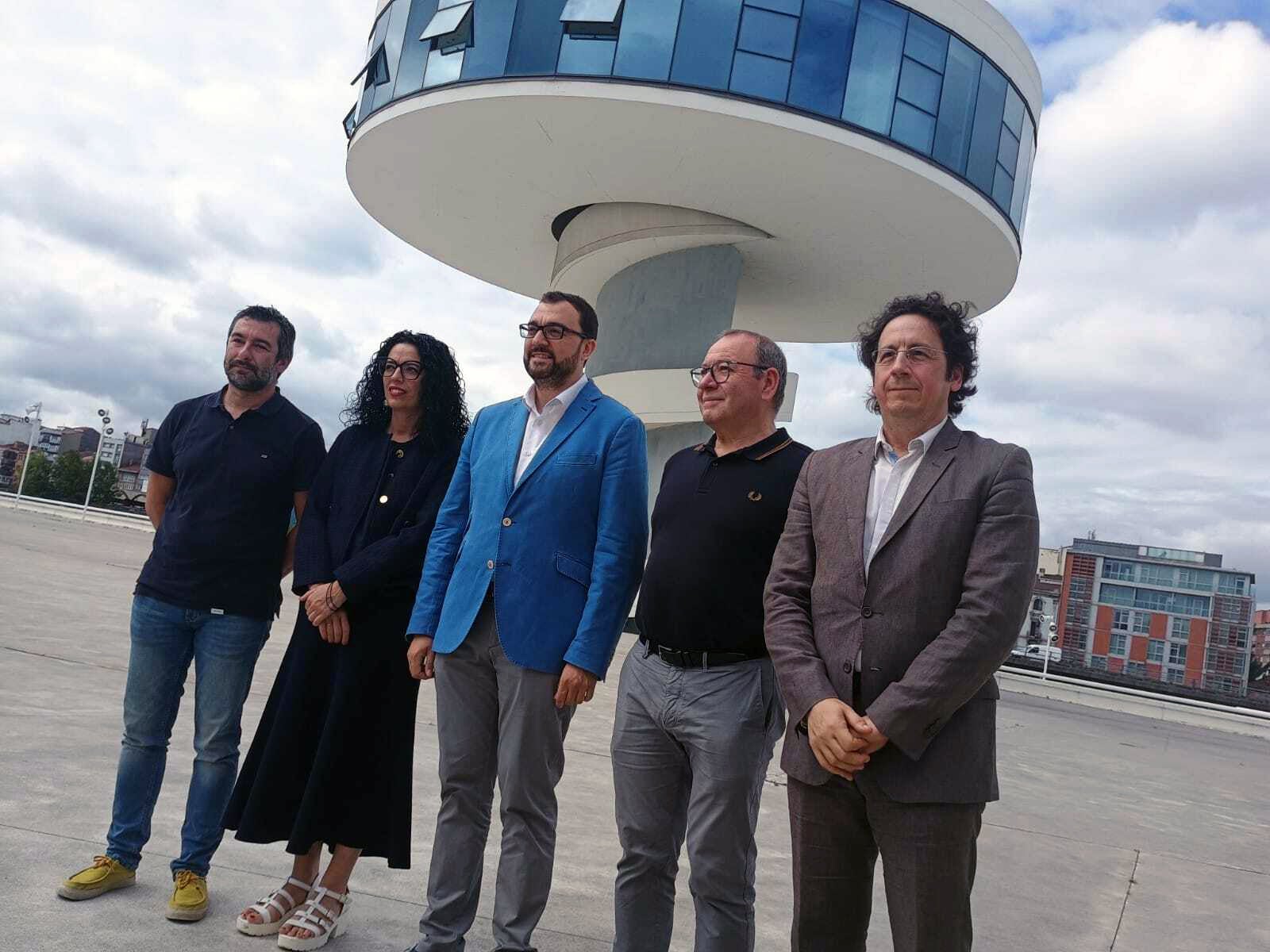 Manuel Campa, Vanessa Gutiérrez, Andriá Barbón, Santiago Rodríguez Vega y Carlos Cuadros, al frente del Niemeyer donde ya se puede visitar la exposición sobre Goya.