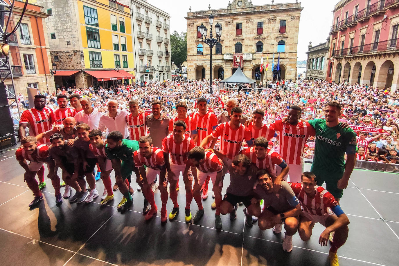 Puesta de largo del Sporting ante una eufórica afición