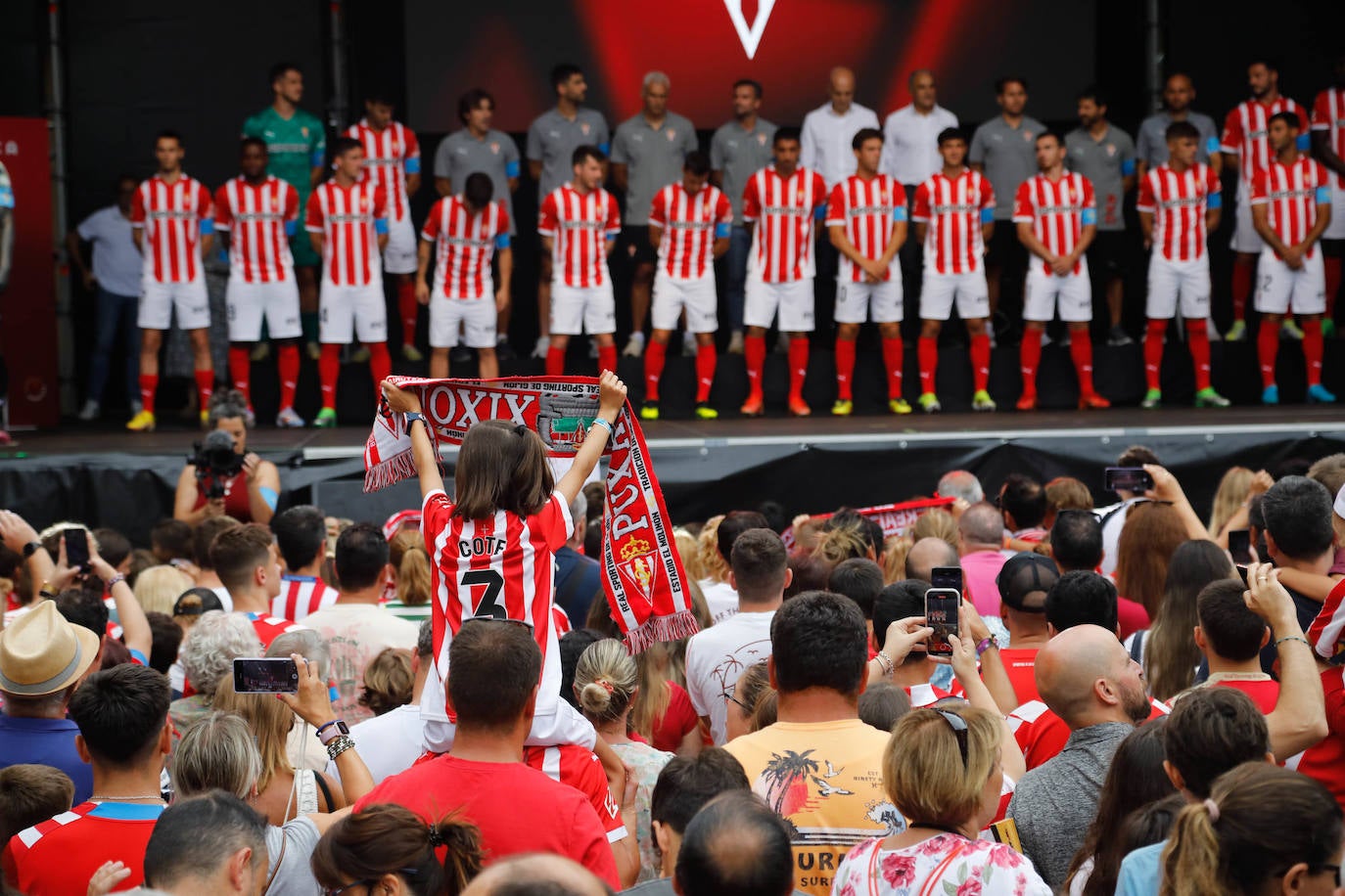 Puesta de largo del Sporting ante una eufórica afición