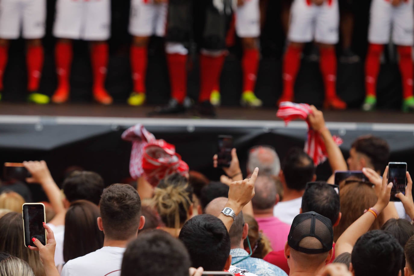 Puesta de largo del Sporting ante una eufórica afición