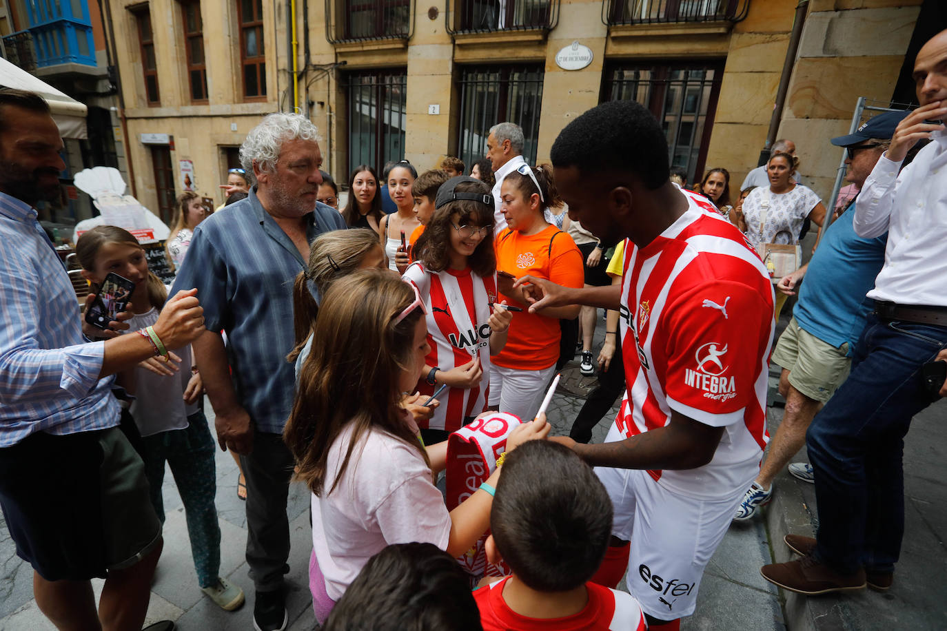 Puesta de largo del Sporting ante una eufórica afición