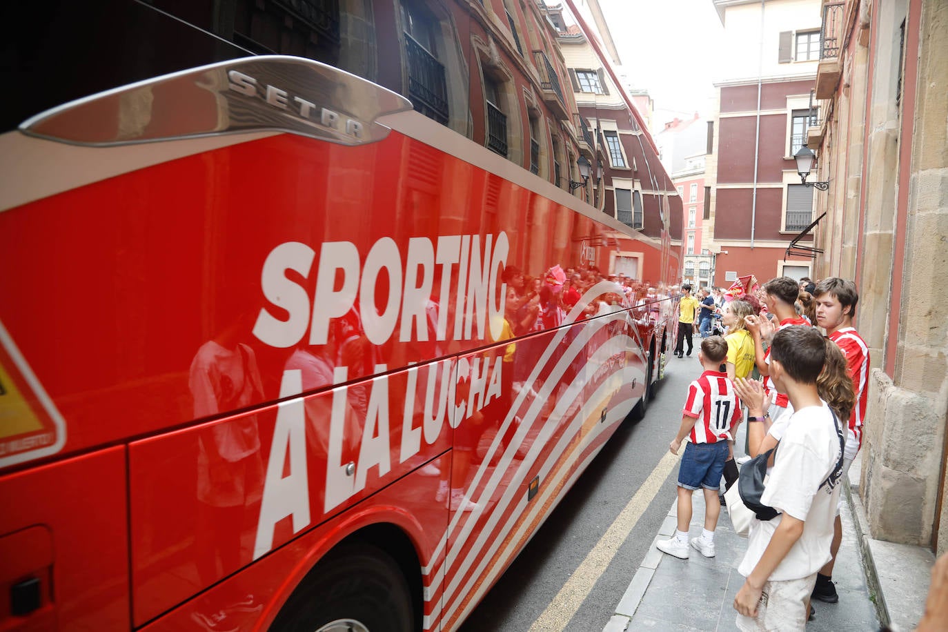 Puesta de largo del Sporting ante una eufórica afición