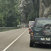 Fallece un hombre tras salirse de la vía y chocar contra una roca en Sobrescobio