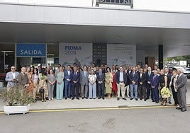 Foto de familia de los empresarios asturianos, en la puerta del recinto ferial.