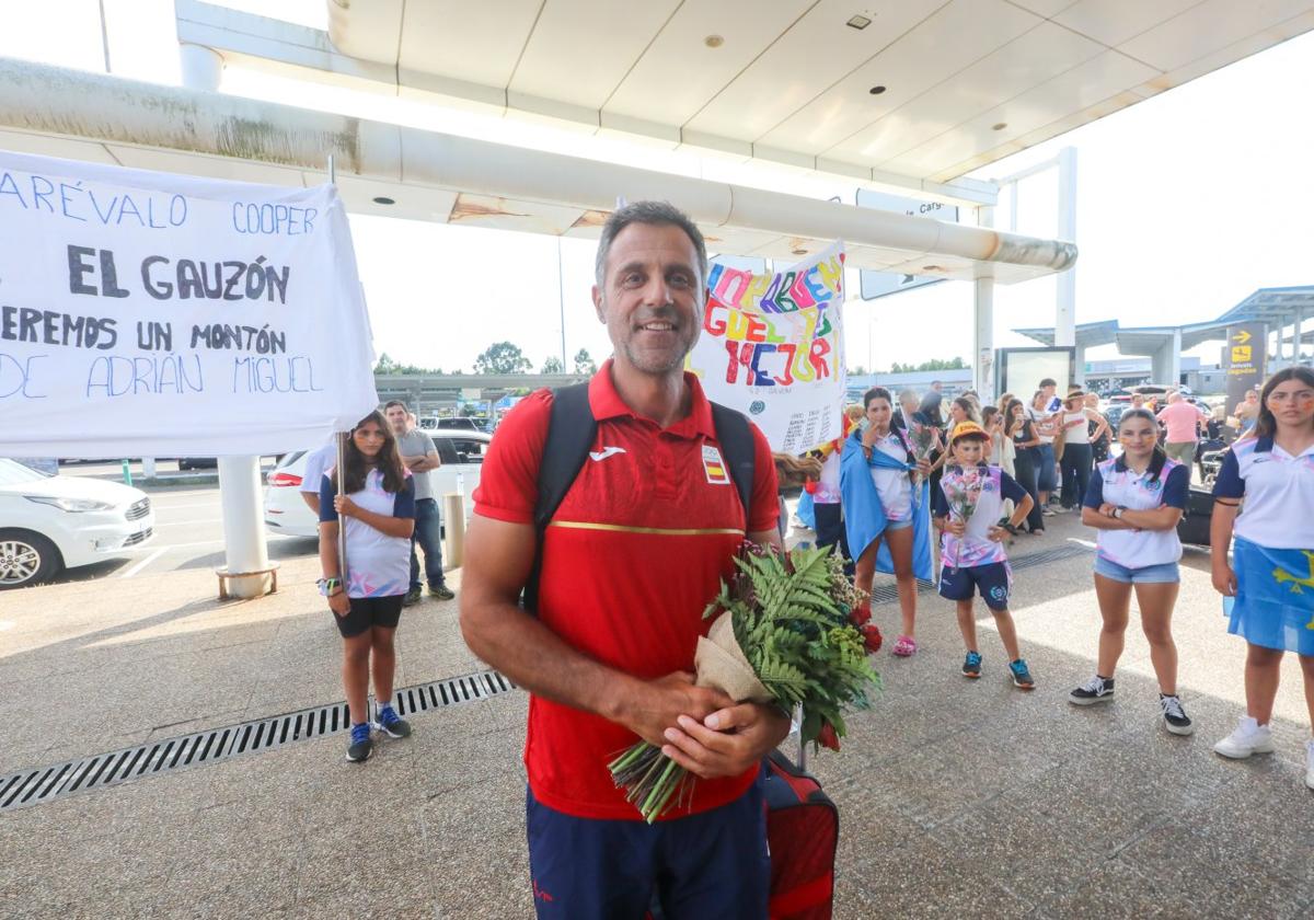 Miguel García fue recibido con flores por los pequeños de la SD Gauzón de Luanco.