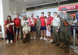 Los olímpicos Sara Ouzande, Miguel García, Carlos Arévalo, Adrián del Río y Rodrigo Germade, con los mandos y compañeros de Arévalo del Regimiento Príncipe y familiares, ayer, a su llegada al Aeropuerto de Asturias.