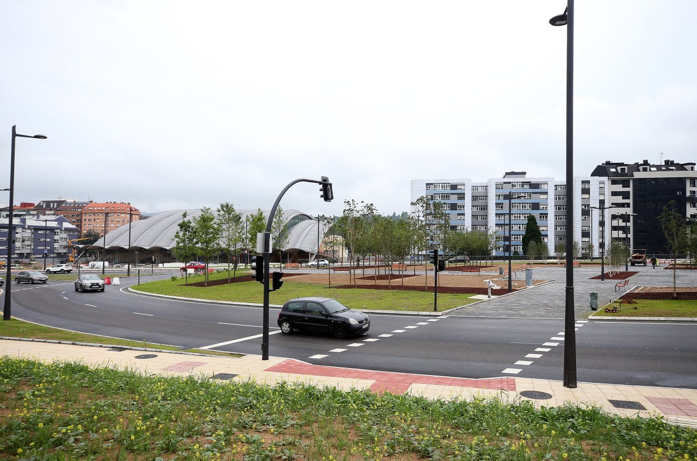 Vehículos circulando con la parte abierta de la glorieta de Santullano.